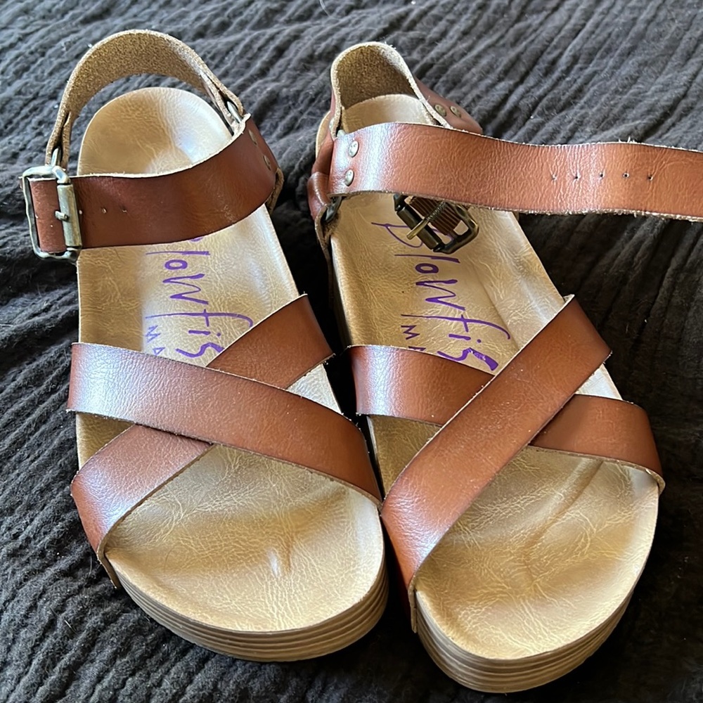 Brown blowfish sandals